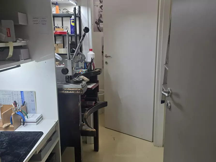 Immagine 10 di Negozio in vendita  a Bientina