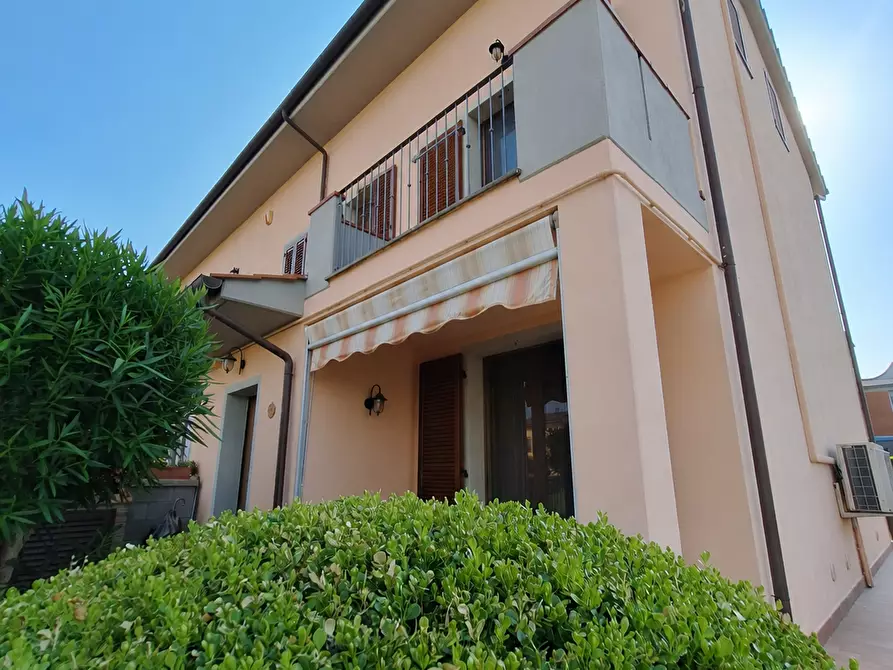 Immagine 1 di Villetta a schiera in vendita  a Calcinaia