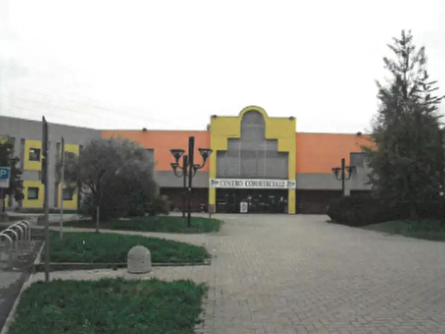 Immagine 2 di Negozio in vendita  a Brugherio
