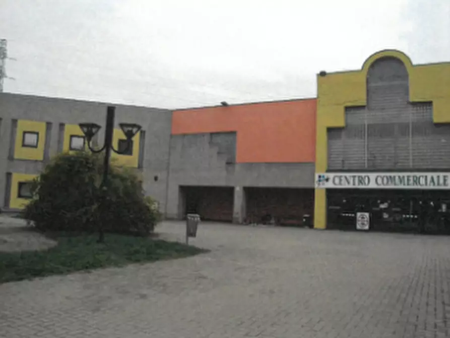 Immagine 1 di Negozio in vendita  a Brugherio