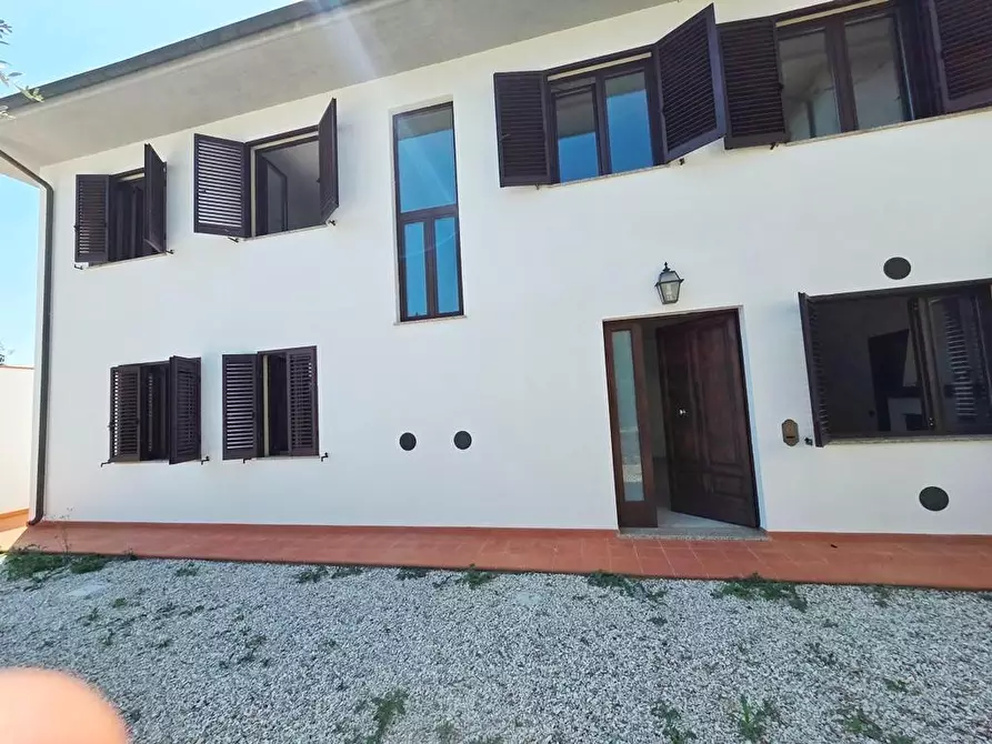 Immagine 1 di Villa in vendita  a Lucca