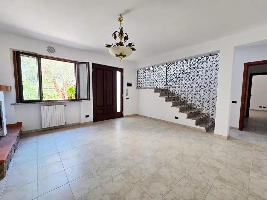 Immagine 3 di Villa in vendita  a Lucca