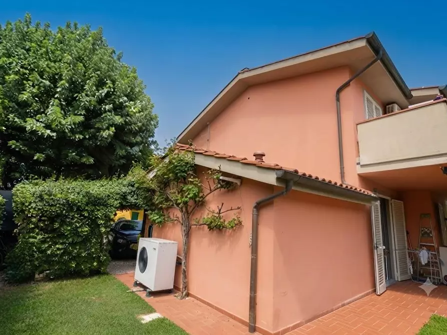 Immagine 2 di Villa in vendita  a Lucca