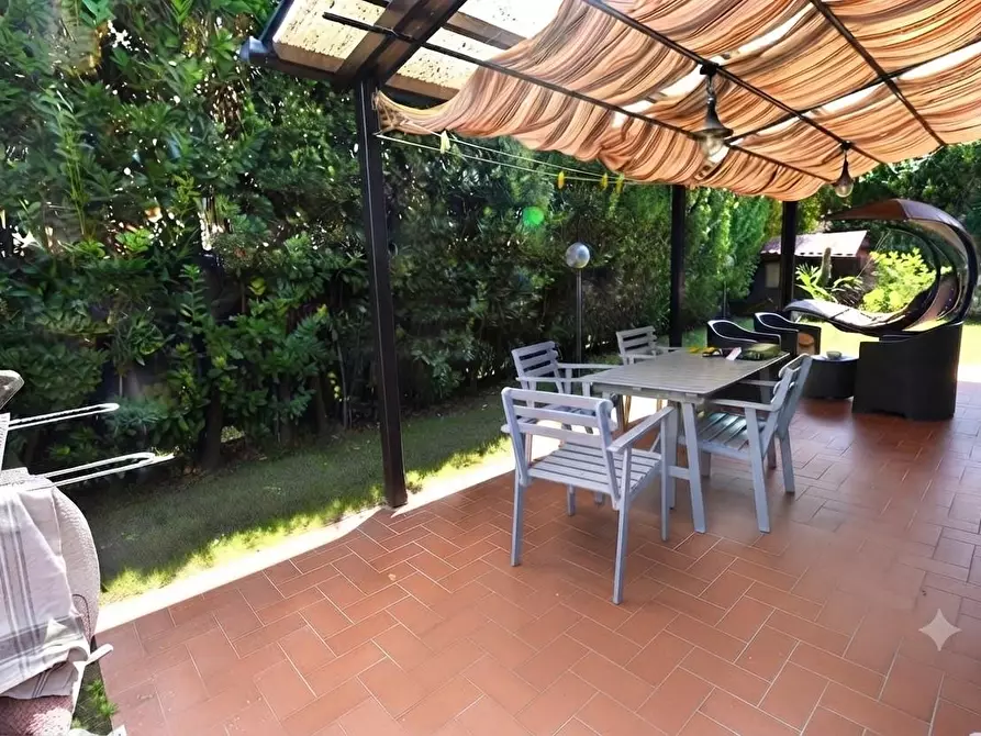 Immagine 7 di Villa in vendita  a Lucca
