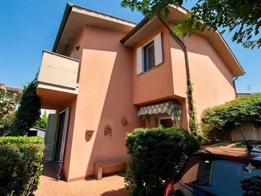 Immagine 1 di Villa in vendita  a Lucca