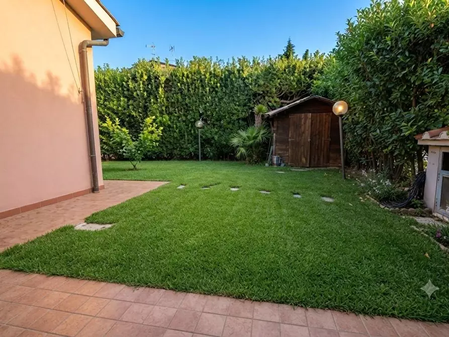 Immagine 3 di Villa in vendita  a Lucca
