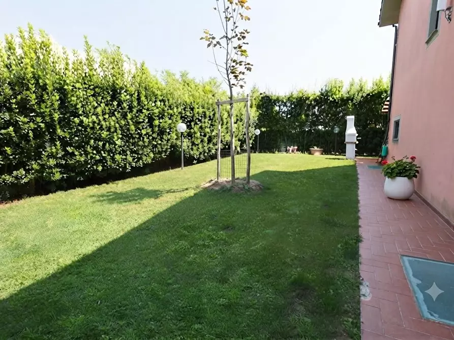 Immagine 5 di Villa in vendita  a Lucca