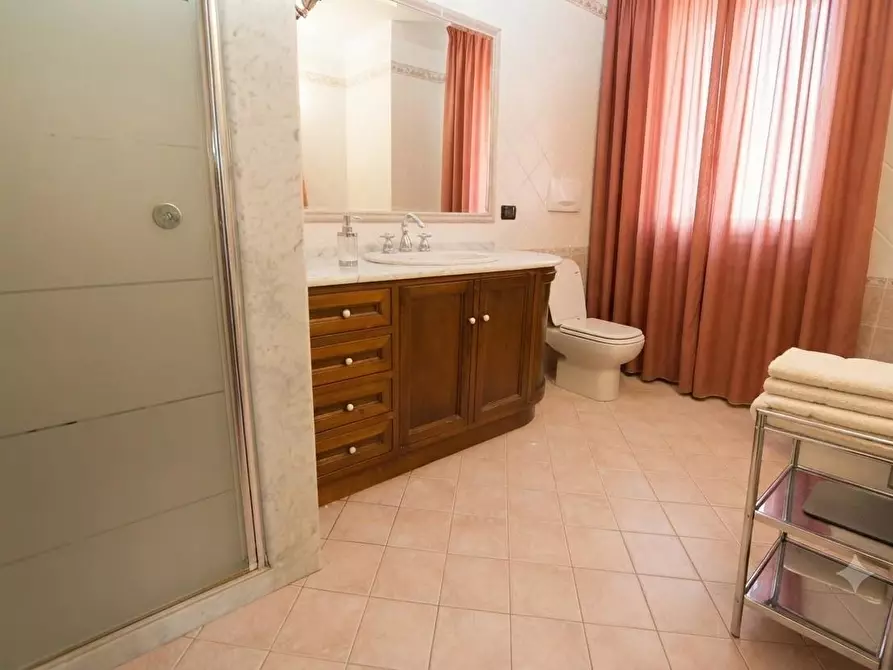 Immagine 19 di Villa in vendita  a Lucca