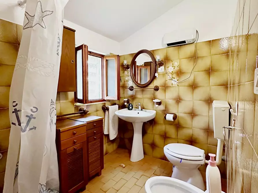 Immagine 17 di Villa in vendita  a Barga