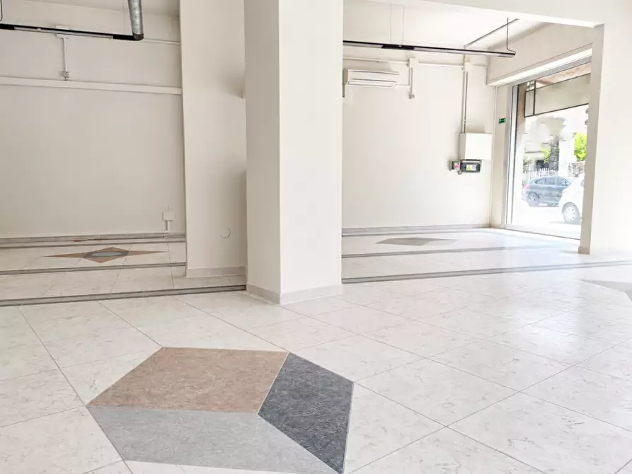 Immagine 7 di Locale commerciale in vendita  a Empoli