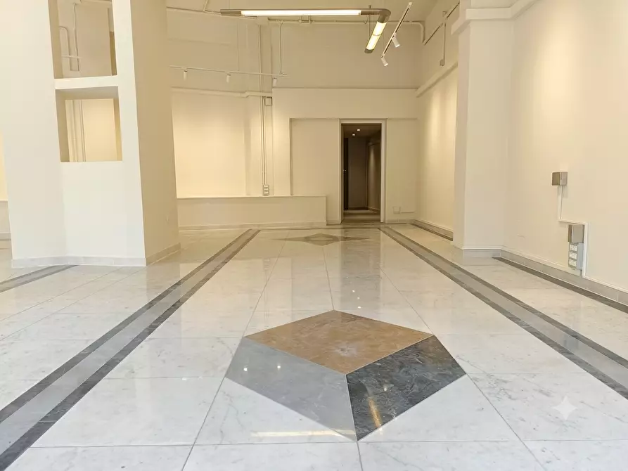 Immagine 2 di Locale commerciale in vendita  a Empoli