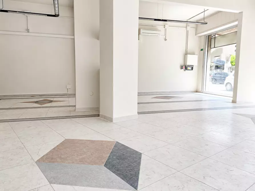 Immagine 11 di Locale commerciale in vendita  a Empoli