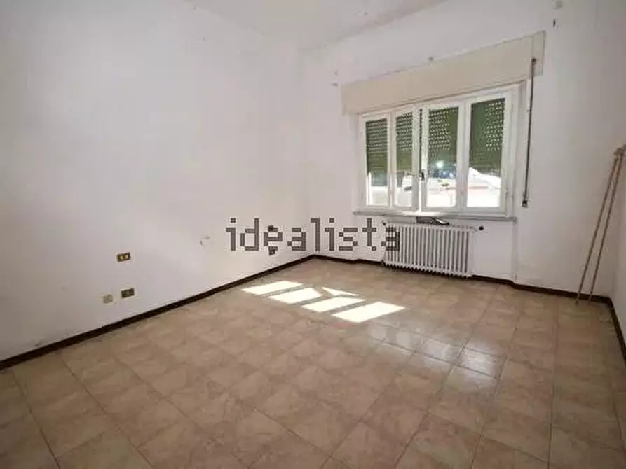 Immagine 1 di Villa in vendita  a Vecchiano