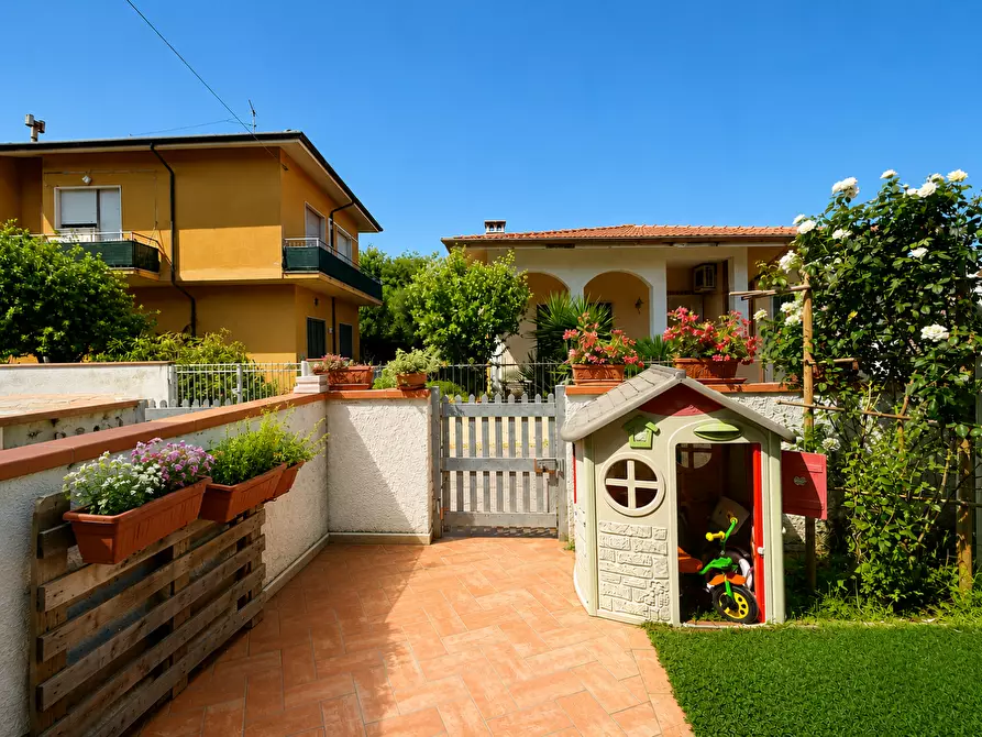 Immagine 20 di Appartamento in vendita  a Viareggio
