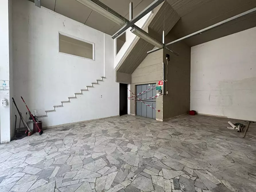 Immagine 31 di Attività artigianale in vendita  a Vinci