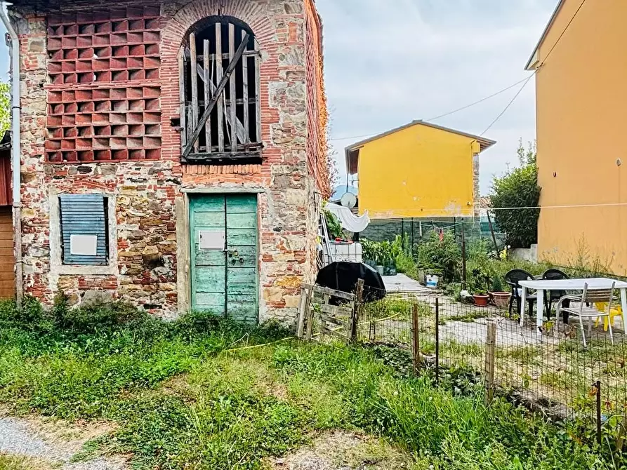 Immagine 1 di Deposito in vendita  a Lucca