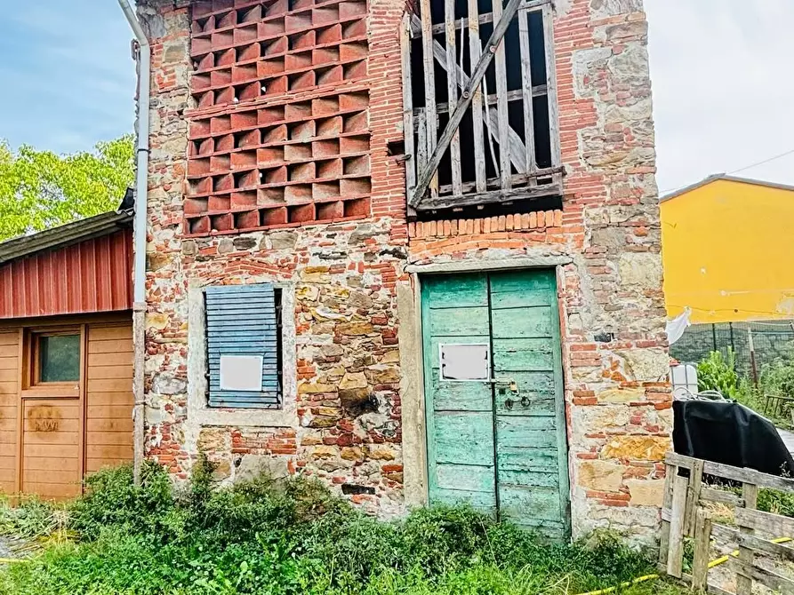 Immagine 5 di Deposito in vendita  a Lucca