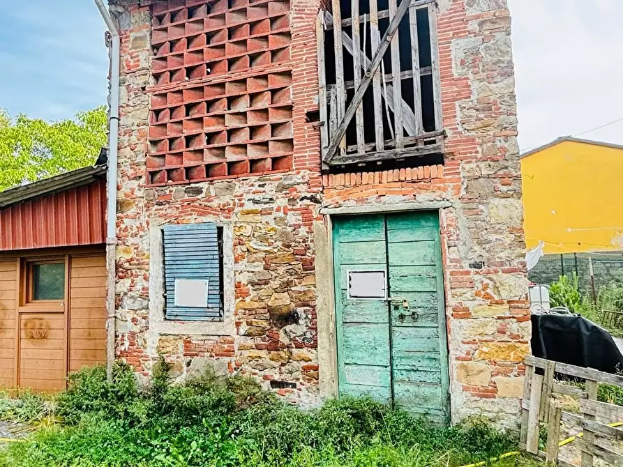 Immagine 6 di Deposito in vendita  a Lucca