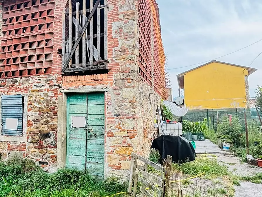 Immagine 4 di Deposito in vendita  a Lucca