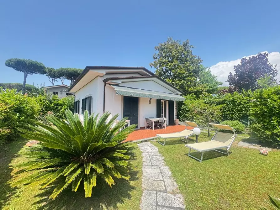 Immagine 1 di Casa indipendente in vendita  a Forte Dei Marmi