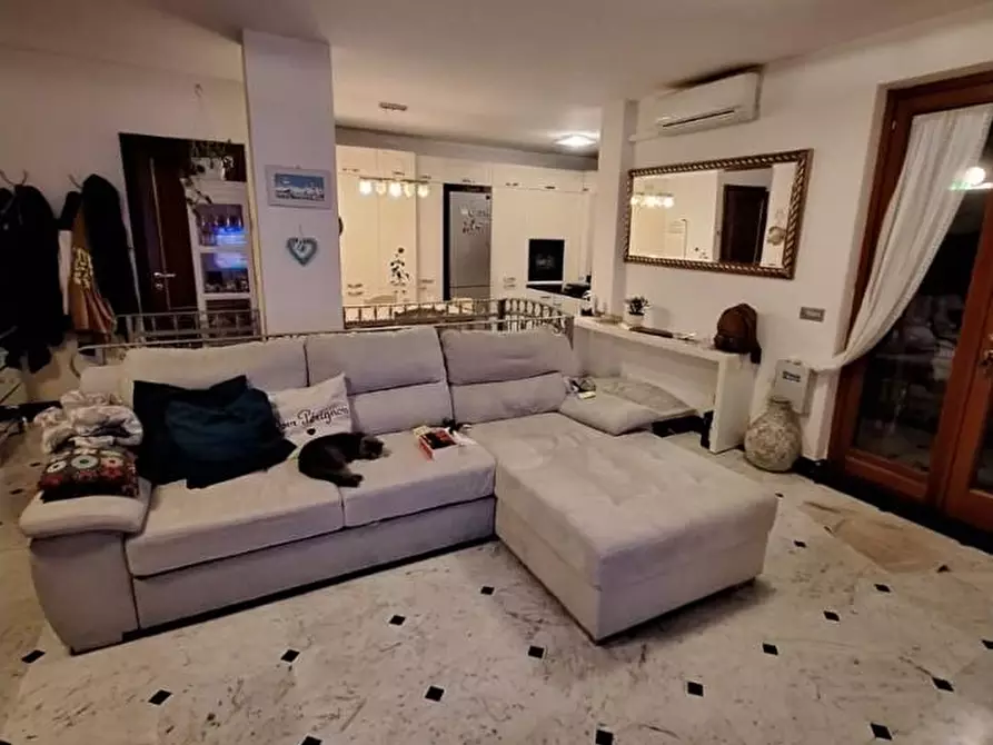Immagine 1 di Appartamento in vendita  a Carrara