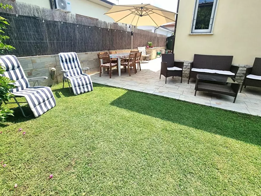 Immagine 2 di Casa indipendente in vendita  a Viareggio