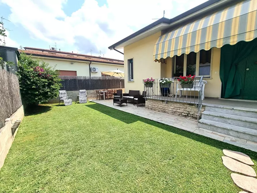 Immagine 1 di Casa indipendente in vendita  a Viareggio