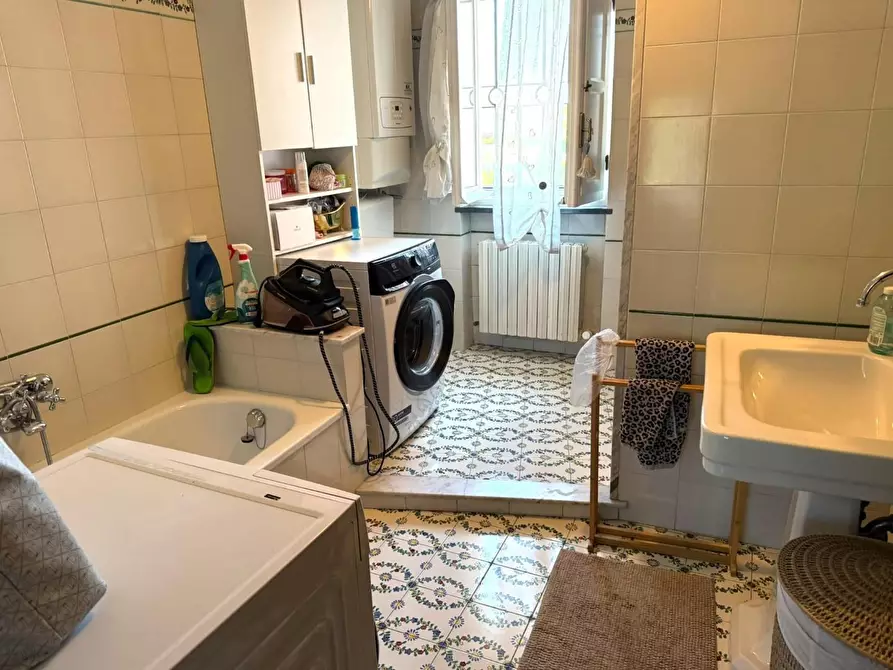 Immagine 13 di Appartamento in vendita  a Lucca