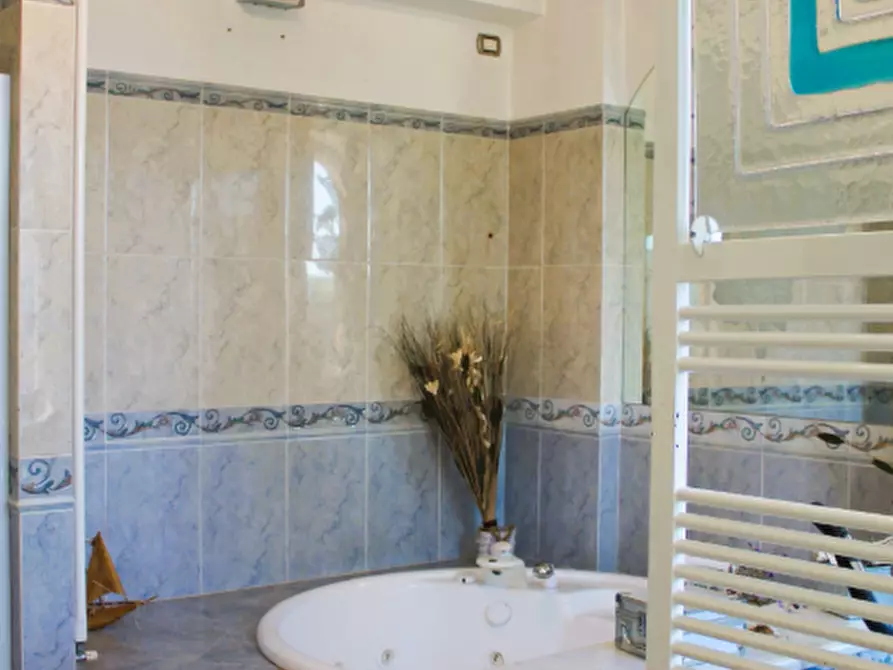 Immagine 23 di Villa in vendita  a Arezzo