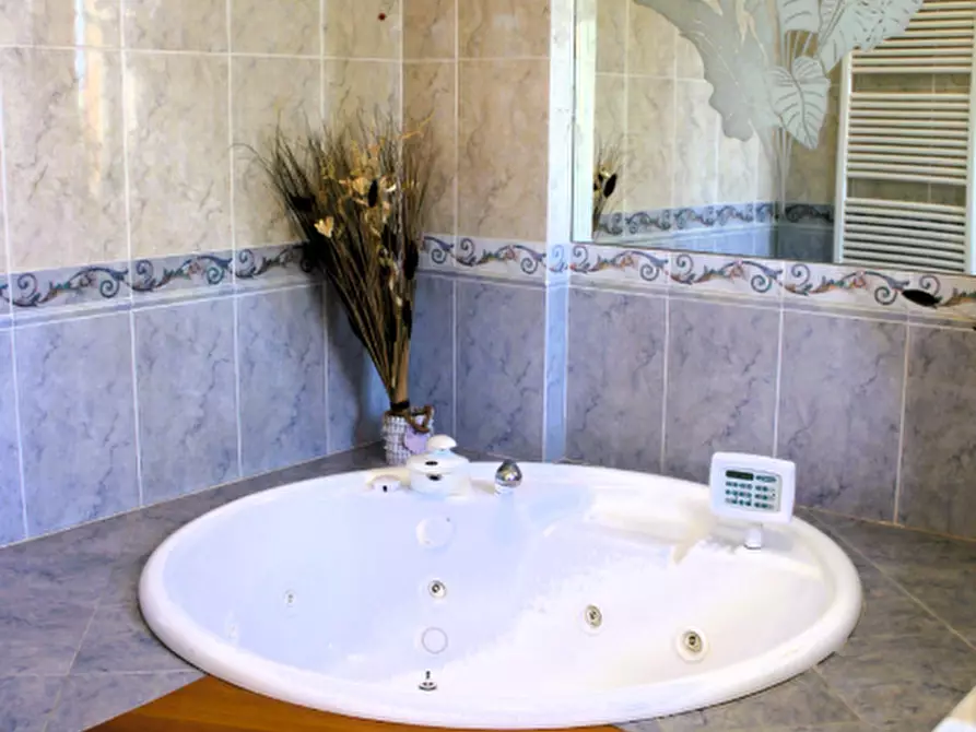 Immagine 19 di Villa in vendita  a Arezzo