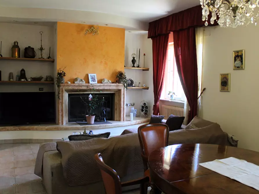 Immagine 4 di Villa in vendita  a Arezzo
