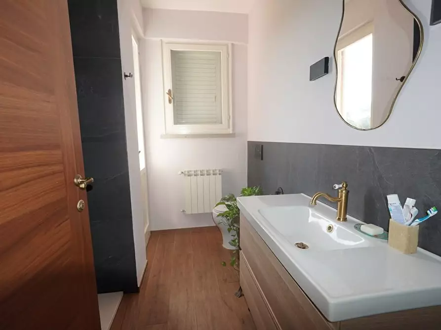 Immagine 18 di Appartamento in vendita  a Lucca