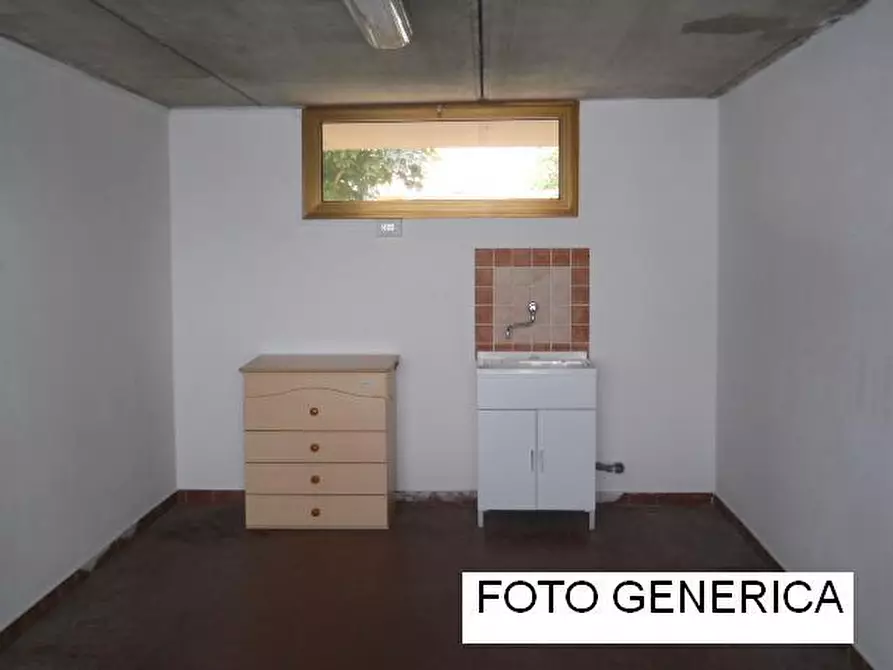 Immagine 1 di Garage in vendita  a Calci