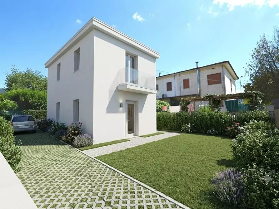 Immagine 1 di Villa in vendita  a Lucca
