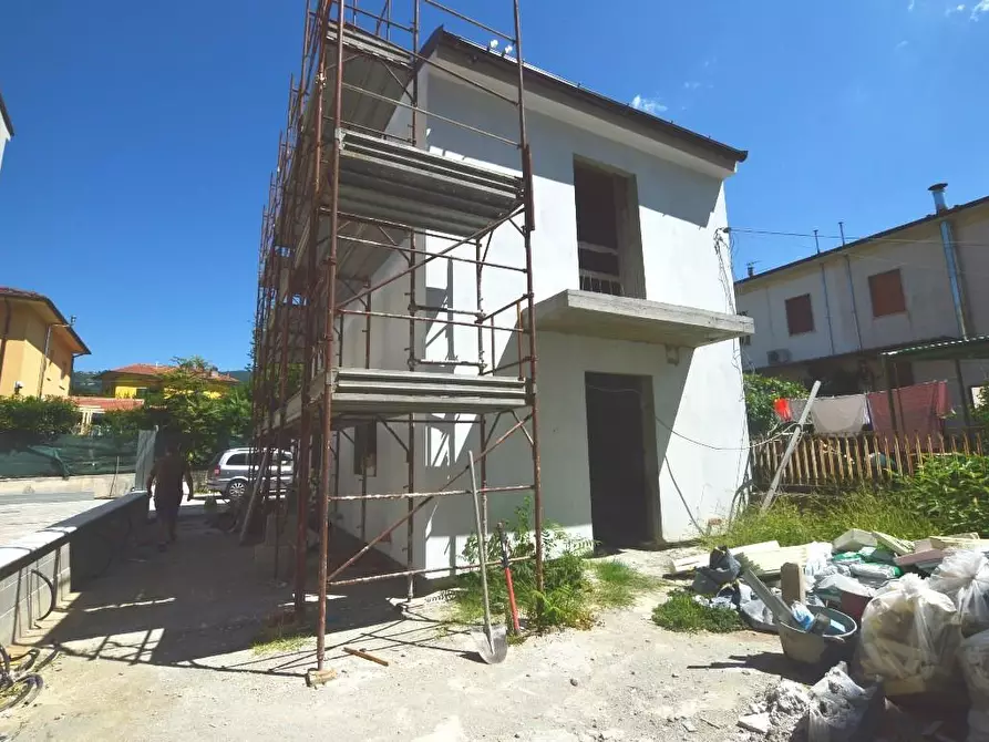Immagine 5 di Villa in vendita  a Lucca