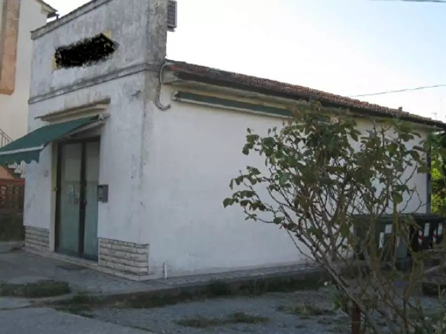 Immagine 1 di Negozio in vendita  a Lucca