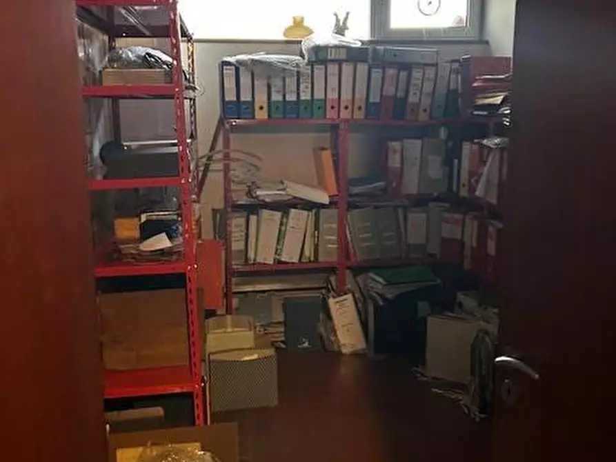 Immagine 11 di Ufficio in affitto  a Carrara