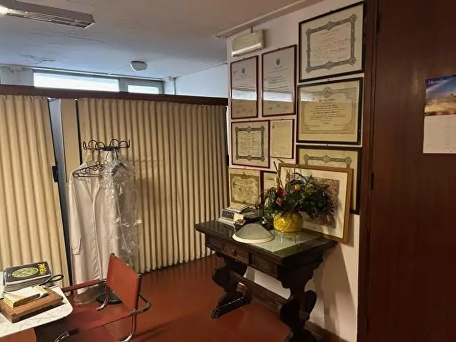 Immagine 15 di Ufficio in affitto  a Carrara