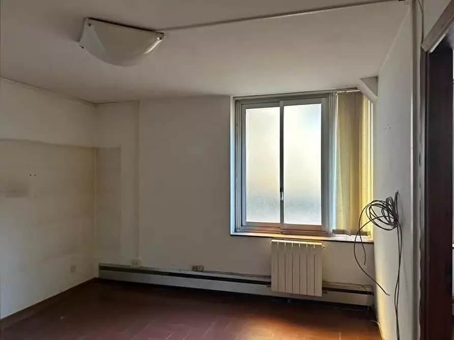 Immagine 18 di Ufficio in affitto  a Carrara