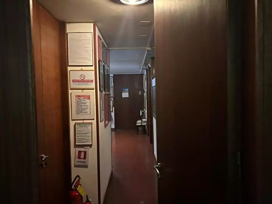 Immagine 7 di Ufficio in affitto  a Carrara