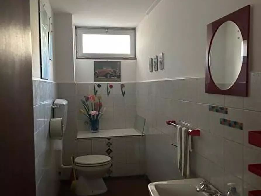 Immagine 9 di Ufficio in affitto  a Carrara