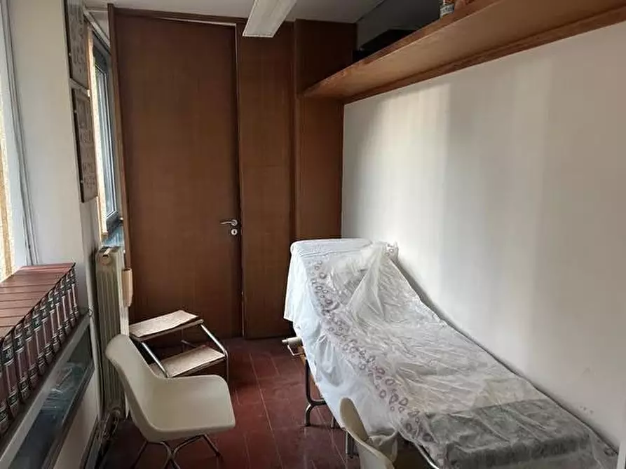 Immagine 17 di Ufficio in affitto  a Carrara
