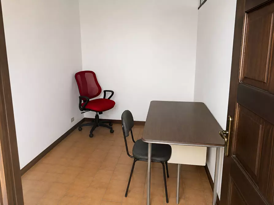Immagine 4 di Ufficio in vendita  a Carrara