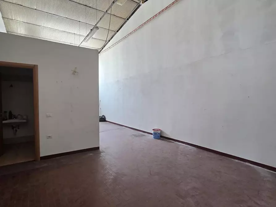 Immagine 11 di Locale commerciale in affitto  a Capannori
