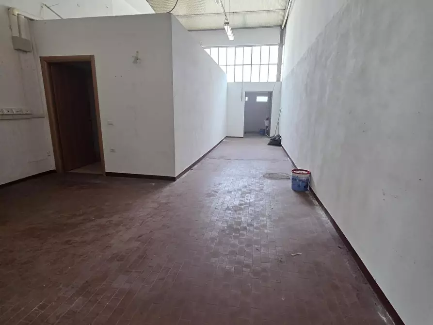 Immagine 7 di Locale commerciale in affitto  a Capannori