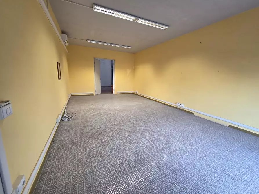 Immagine 13 di Locale commerciale in affitto  a Capannori
