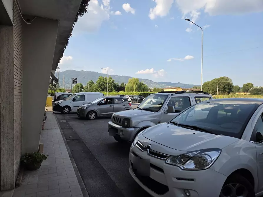Immagine 4 di Locale commerciale in affitto  a Capannori