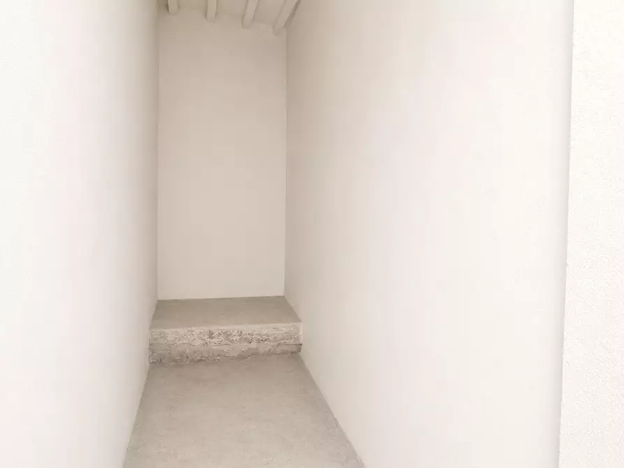 Immagine 8 di Negozio in vendita  a Empoli