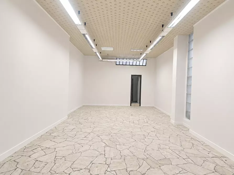 Immagine 6 di Negozio in vendita  a Empoli