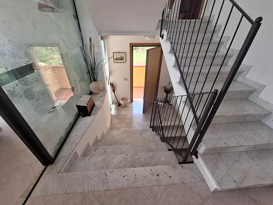 Immagine 2 di Villa in vendita  a Massarosa